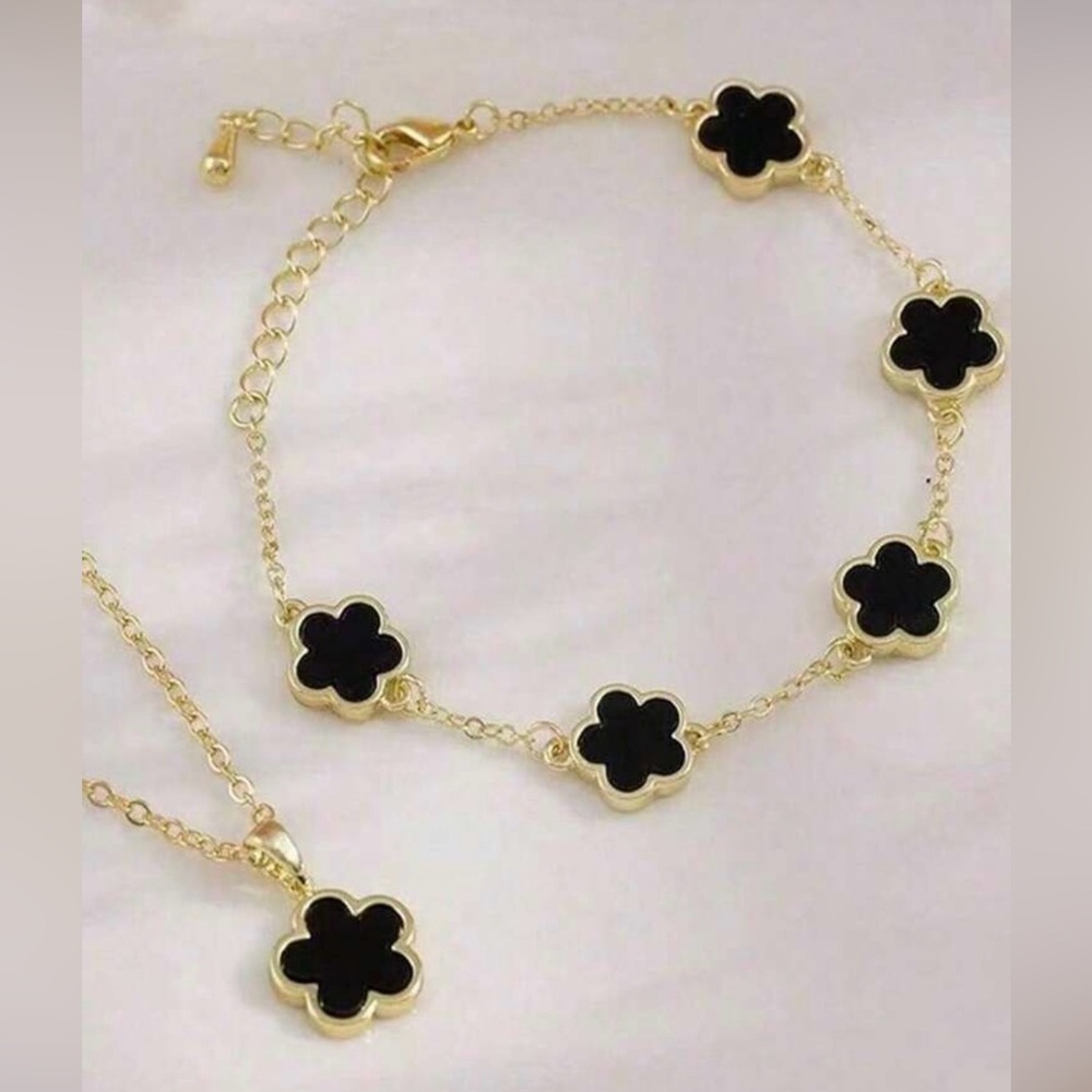NWT 2 Pieces Lucky 5-Leaf Clover Necklace & Bracelet Set